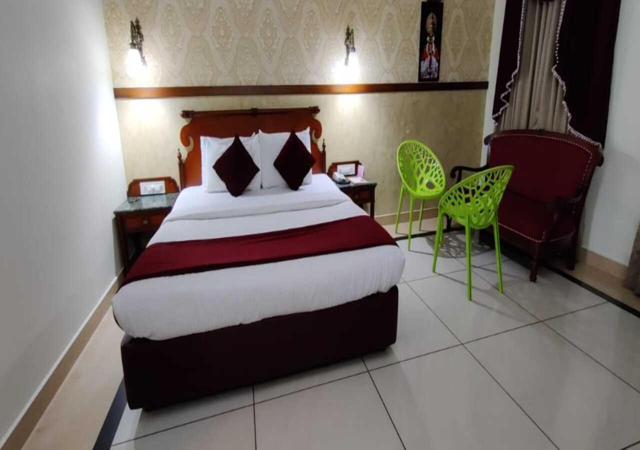 Tea County Hotel Мунар Екстериор снимка