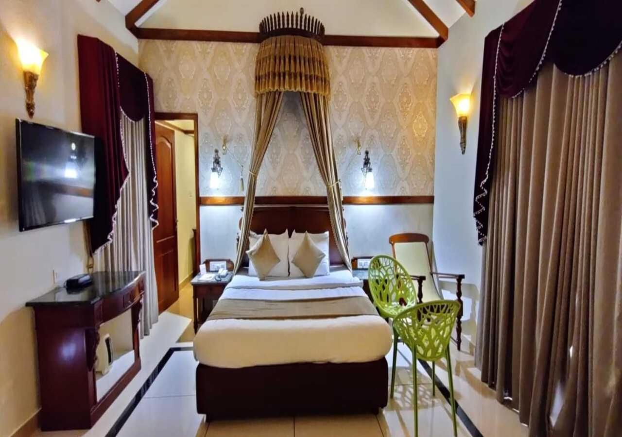 Tea County Hotel Мунар Екстериор снимка