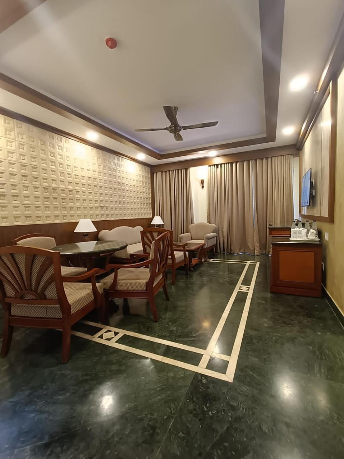 Tea County Hotel Мунар Екстериор снимка